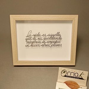 Alternative view of Cuadro con frase recortada en cartulina (9)