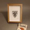cuadro escudo Athletic cartulina negra en marco roble